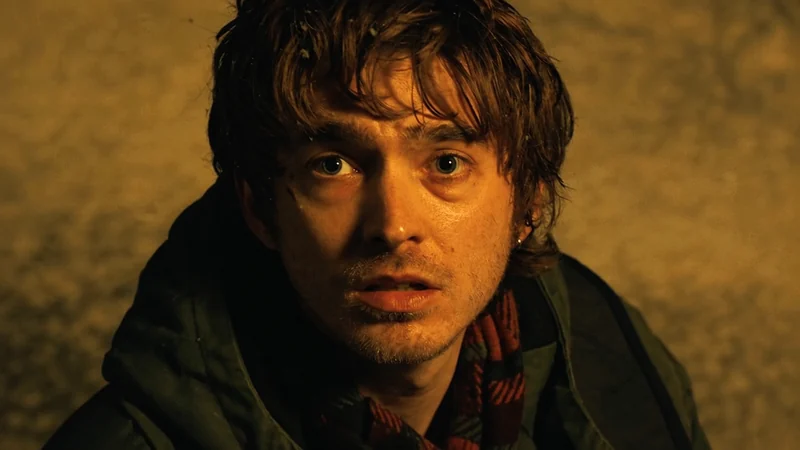 Bryan, interpretado por Austin Abrams, no filme Resident Evil (2026)