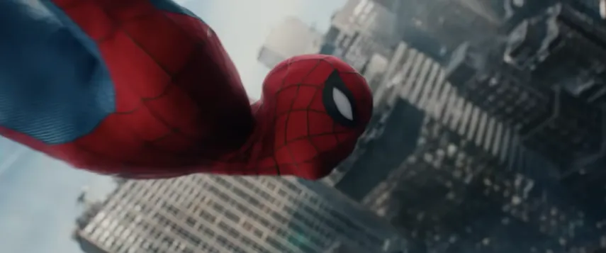 Homem-Aranha vestindo seu traje clássico em um close em ângulo baixo na frente de modernos arranha-céus de vidro