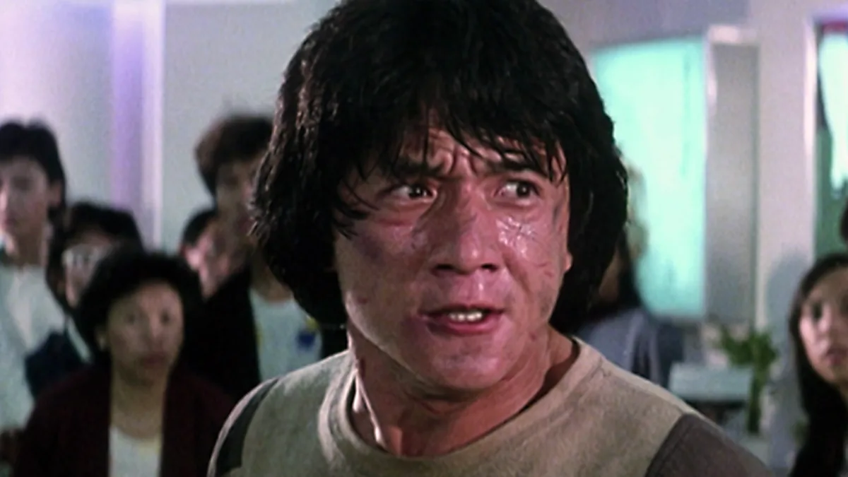 Jackie Chan como policial em uma cena de ação urbana de Police Story: A Guerra das Drogas