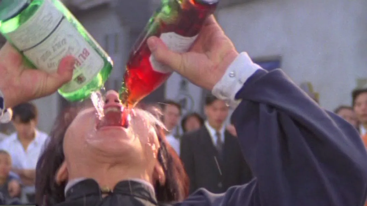 Jackie Chan em postura de kung fu bêbado em A Lenda do Mestre Invencível 2