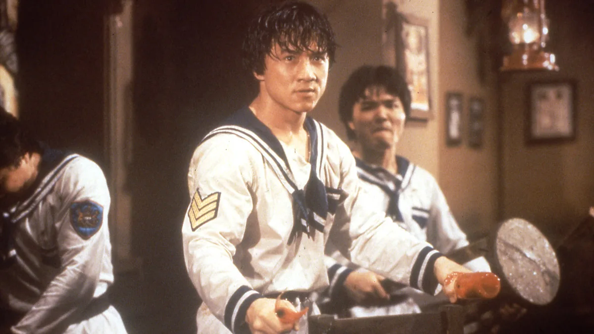 Jackie Chan, Sammo Hung e Yuen Biao em uma cena de aventura e ação de Projeto China