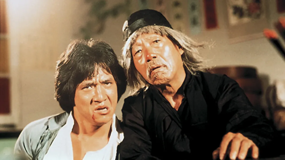 Jackie Chan treinando o estilo do bêbado em uma cena clássica de O Mestre Invencível