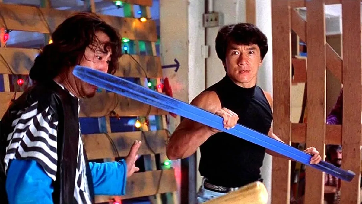 Jackie Chan em uma cena de ação urbana de Arrebentando em Nova York