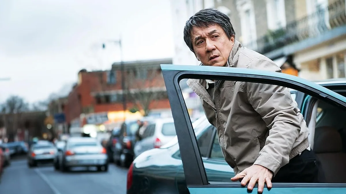 Jackie Chan como Quan em uma cena dramática e sombria de O Estrangeiro